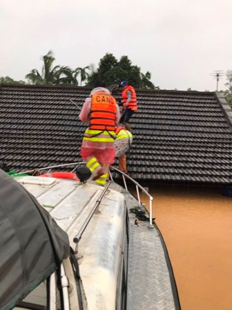 CSGT CA huyện Cam Lộ (Quảng Trị) phá ngói đưa dân ra khỏi vùng lũ
