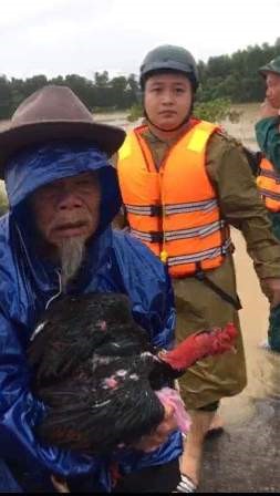 Công an, bộ đội đưa dân ra khỏi vùng lũ nguy hiểm