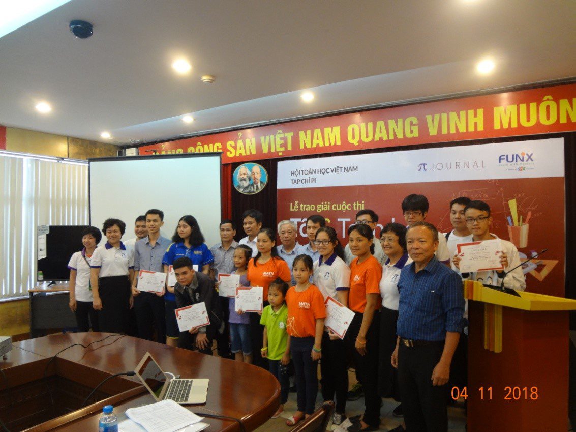 Ban tổ chức chụp ảnh chung với các bạn đạt giải cuộc thi