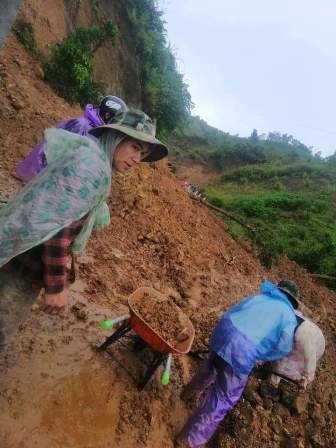 Mưa lớn làm sạt lở các tuyến đường