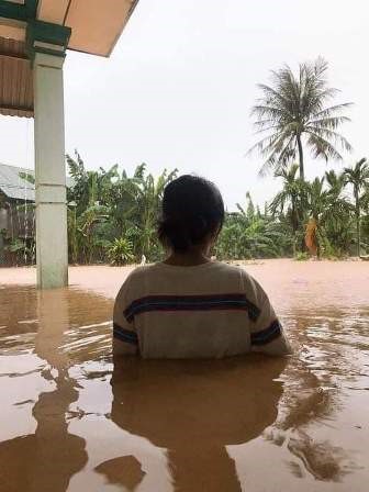 Lũ lụt dâng hơn 1m, người dân phải thoát khỏi vùng lũ