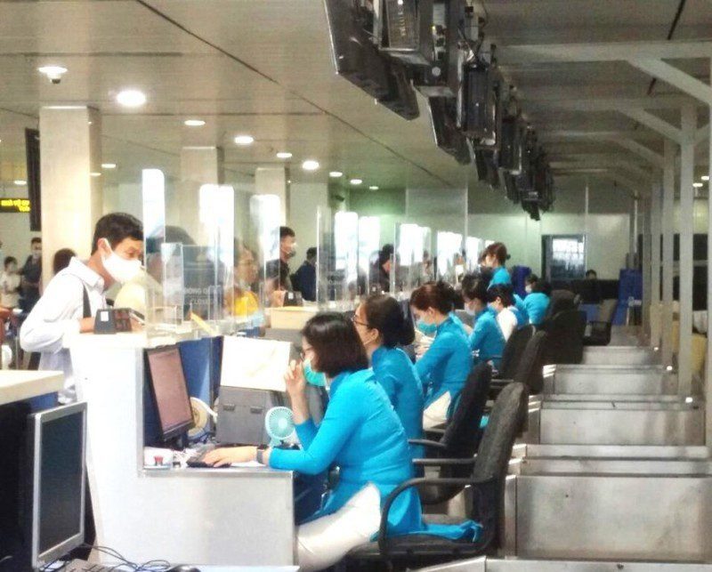 Tấm kính chống giọt văng bắn tại hệ thống các quầy thủ tục tại nhà ga Cảng hàng không Tân Sơn Nhất. Ảnh: ACV