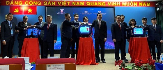 Phó Chủ tịch Thường trực UBND TP Lê Thanh Liêm cùng các đại biểu ấn nút vận hành Trung tâm an toàn thông tin