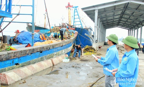 Ban Quản lý cảng cá Nghệ An giám sát tàu quá cập cảng.
