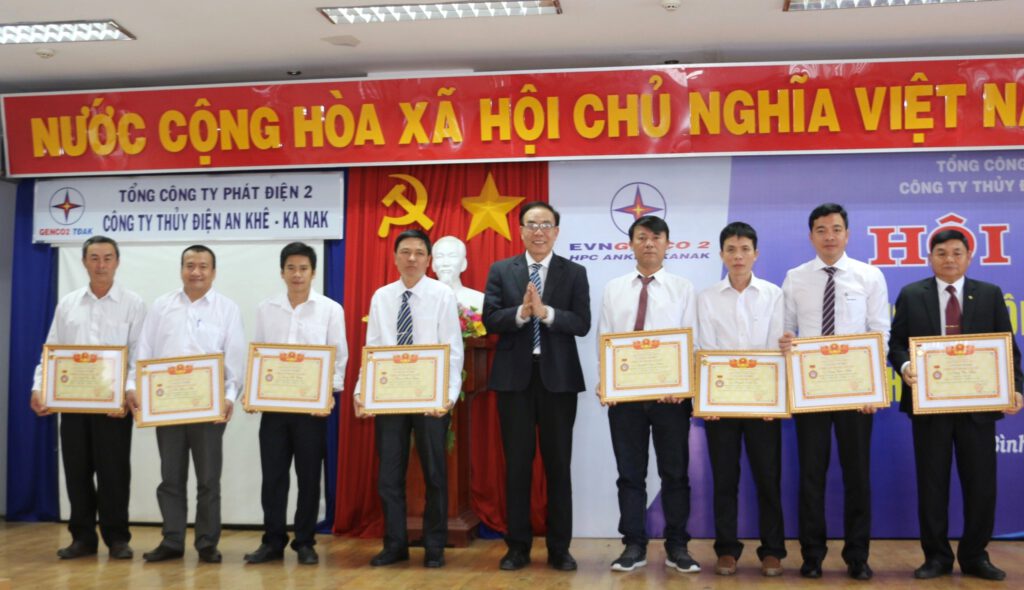 Anh Đặng Quốc Anh (thứ 2 từ phải sang) được Tổng công ty Phát điện 2 tuyên dương là chiến sĩ cơ sở năm 2019