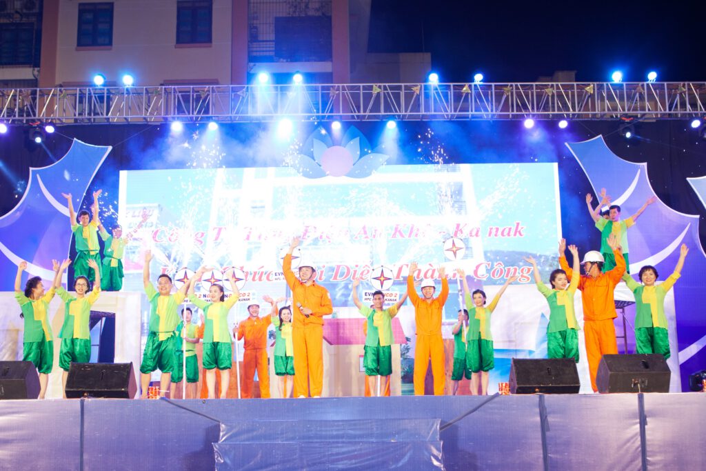 Anh Đặng Quốc Anh (ở giữa hàng đầu) trong một tiết mục tham gia hội diễn văn nghệ CBCNVCLĐ do Tổng công ty Phát điện 2 tổ chức