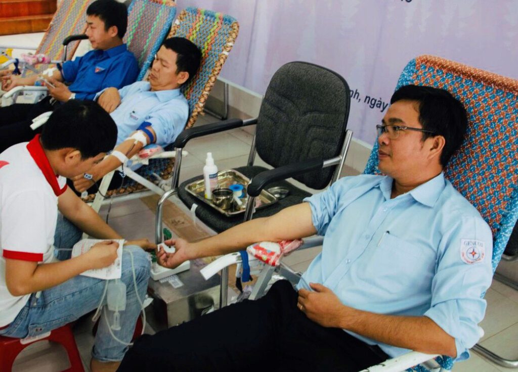 Anh Đặng Quốc Anh trong một lần tham gia hiến máu tình nguyện hưởng ứng chương trình “Tuần lễ hồng EVN”