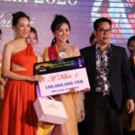 Bà Quỳnh Hoa và ông Nguyễn Hòa Trưởng BGK trao giải Á khôi 1 cho TS Trần Thị Thanh.