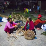 Người mua hàng ở chợ này đa phần là người làm nghề nên giá cả không phải mặc cả, giá mỗi khuôn nón là 60.000 đồng