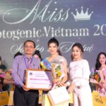 Nhà báo Đắc Bình và Thúy Thương trao giải khán giả yêu thích nhất