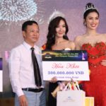 Nhà báo Phạm Ngọc Đóa TB Chỉ đạo và Nữ hoàng tài năng Huyền Sâm trao giải Hoa khôi cho TS Đặng Thị Minh Anh (Vũng Tàu).
