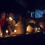 Những ánh đèn dâu trong đêm đen làm sáng bừng nét duyên lam lũ của người kẻ chợ vùng thôn dã
