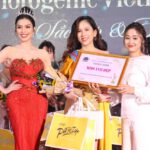 Nữ hoàng Huyền Sâm và Thủy Thương trao giải Miss ảnh đẹp