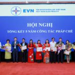 Ông Nguyễn Đình Nhân tổng giám đốc tập đoàn điện lực Việt Nam tặng kỹ niễm chương cho những cá nhân có đóng góp với ngành điện