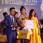 Ông Phạm Hữu Cẩm PGĐ CTy TTHH Nấm dược liệu Thiên Bảo Nguyên trao giải Miss Thể Thao.
