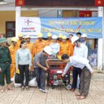 Trao tặng máy phát điện, máy xịt nước và hướng dẫn sử dụng