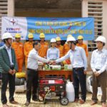 Trao tặng máy phát điện, máy xịt nước và hướng dẫn sử dụng (2)