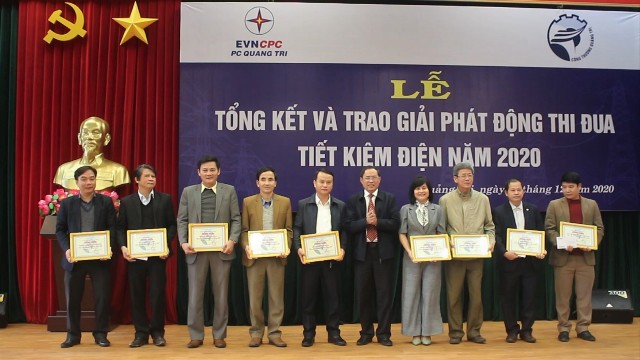 Ông Lê Quang Vĩnh - Giám đốc Sở Công Thương tỉnh Quảng Trị trao giải.