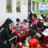 Các anh chị lớn, học vẽ lâu sẽ hưỡng dẫn cho các em nhỏ mới học