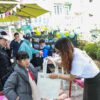 Hoạ sỹ Thái Anh, giám đốc học viện Anh & B tặng túi vải bảo vệ môi trường cho học sinh tham gia lớp học vẽ