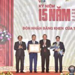 Phó Thủ tướng Thường trực Trương Hòa Bình trao tặng Bằng khen của Thủ tướng Chính phủ cho Cổng TTĐT Chính phủ