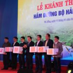 Phó Thủ tướng Trịnh Đình Dũng tặng quà cho nhà thầu, đơn vị thi công, địa phương. (Ảnh ĐB)