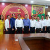 Bí thư Thành ủy Cần Thơ – Lê Quang Mạnh chụp ảnh lưu niệm với tập thể Ban lãnh đạo Vietcombank, Chi nhánh Cần Thơ. Ảnh MH