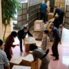 Các thành viên trong đoàn công tác và cán bộ UBMTTQVN tỉnh HảiDương tiếp nhận hàng ủng hộ cho bà con vùng dịch Hải Dương