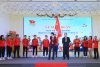 Ông Nguyễn Viết Vân – Giám đốc Sở Văn hóa Thể thao và Du lịch Lâm Đồng trao cờ quyết thắng cho lãnh đạo đoàn thể thao tỉnh Lâm Đồng