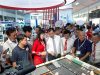 Các đại biểu tham quan gian hàng triểm lãm ngành tôm 2021 tại Cần Thơ