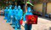 Tổ bầu cử đưa thùng phiếu vào vùng phong tỏa cho bà con bầu cử)Ảnh ST)