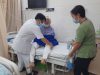 Bác sĩ tận tình cứu chữa cho bệnh nhân