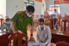 Đại úy Phạm Quang Luân Phó Công an xã Hòa Tiến hướng dẫn thủ tục cấp CCCD cho người dân