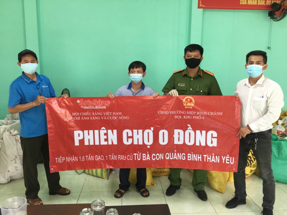 Bàn giao hàng cứu trợ tại "phiên chợ 0 đồng"
