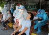 Nhân viên y tế xét nghiệm