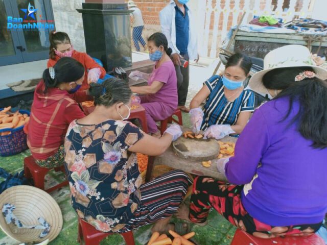Những bàn tay miệt mài không mỏi làm từng hũ dưa chua chứa đựng tình đồng bào