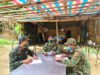 Thượng tá Đinh Văn Định (ngồi giữa). Chính trị viên Đồn Biên phòng Đắk Xú (BĐBP Kon Tum), giao nhiệm vụ cho các CBCS (ảnh HQ)