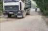 Xe chở đá chạy kẻo theo bụi bay mờ mịt.