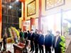 Các đồng chí lãnh đạo trong đoàn kính cẩn nghiêng mình dâng hoa, dâng hương
