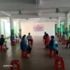 Quang cảnh bà con ngồi đợi nhận quà