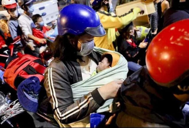 ĐBSCL còn bao nhiêu công dân ở TPHCM muốn về quê? 2 Trẻ nhỏ được bồng bế về quê ĐBSCL