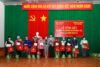 Bà Trần Thị Chúc Quỳnh, Tỉnh uỷ viên, Bí thư Đoàn Thanh niên cộng sản Hồ Chí Minh tỉnh Lâm Đồng. và ông Bon Yô Soan , Phó chủ tịch UBMTTQVN tặng quà cho bà con nhân dân