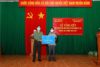 Đồng chí Phạm Đắc Toàn phó trưởng phòng xây dựng phong trào bảo vệ an ninh Tổ quốc, đại diện lãnh đạo Công an tỉnh Lâm Đồng trao bảng tượng trưng