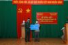 Đồng chí đại tá Lê Văn Thái phó chủ nhiệm chính trị học viện lục quân trao bảng tượng trưng công trình nhà đại đoàn kết