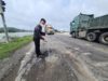 Nhiều ổ gà sâu chi chít, sâu làm phương qua lại khó khăn mất ATGT.