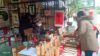 Thầy đồ viết thư pháp tặng du khách