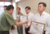 Đại tá Nguyễn Phương Đằng – Phó Giám đốc CA tỉnh, trao bằng khen của UBND tỉnh Bình Phước cho Tổng giám đốc Nguyễn Văn Non vì đã có thành tích tiêu biểu trong phong trào TDBVANTQ