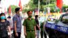 Ông Mai Minh Ngoan ( áo ngắn tay kẻ sọc) Chánh VP Ban ATGT cùng LL- CSTT thị sát xử lý các trường hợp vị phạm ATTTGT