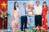 Bí thư Thành ủy Cần Thơ (thứ 2 từ phải sang) – Lê Quang Mạnh, trao quà Tết và gửi lời chúc mừng năm mới đến Vietinbank CN Cần Thơ