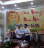 Ông Huỳnh Trung Quang – Chủ tịch HĐQT kiêm Tổng GĐ Cty Thép Tây Đô ( bên phải) tặng quỹ xã hội từ thiện cho quận Bình Thủy